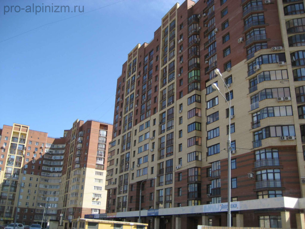 Техническое обследование кирпичного фасада многоэтажного дома альпинистами, Московская область, город Мытищи