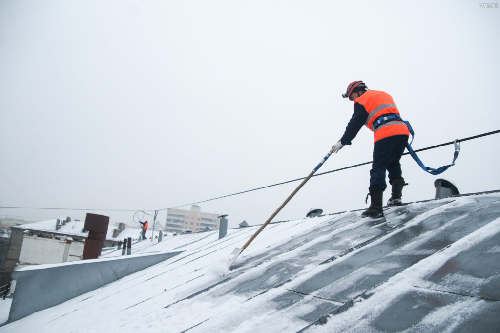 Чистка снега с крыши в Мытищах
