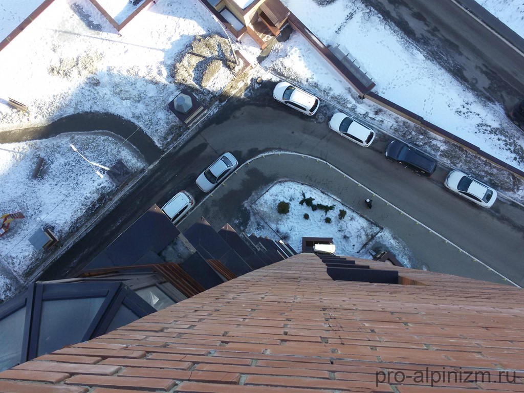Техническое обследование кирпичного фасада многоэтажного дома альпинистами, город Мытищи