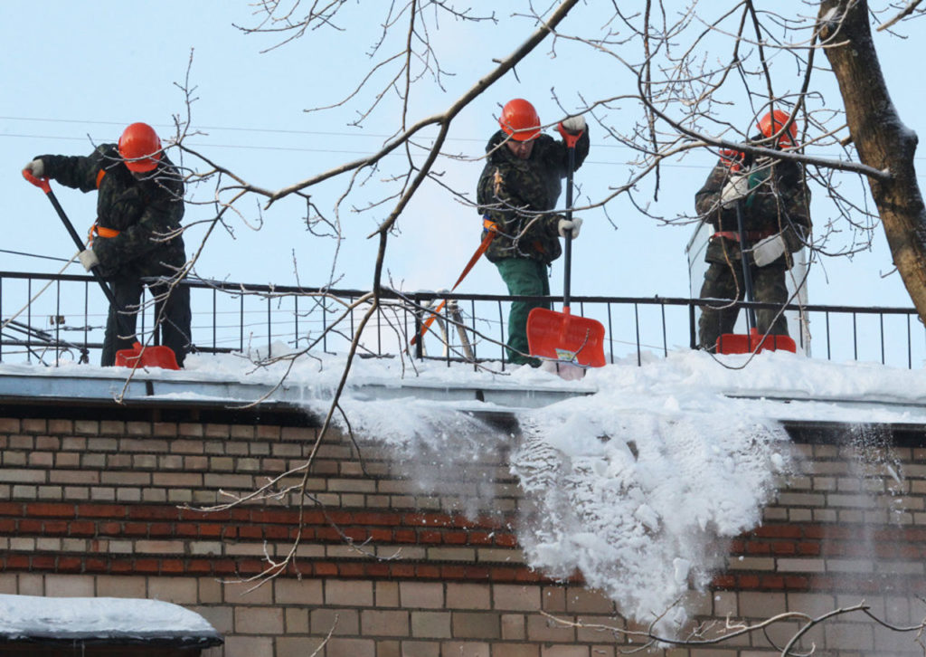 Очистка кровли от снега, сосулек и наледи в Пушкино