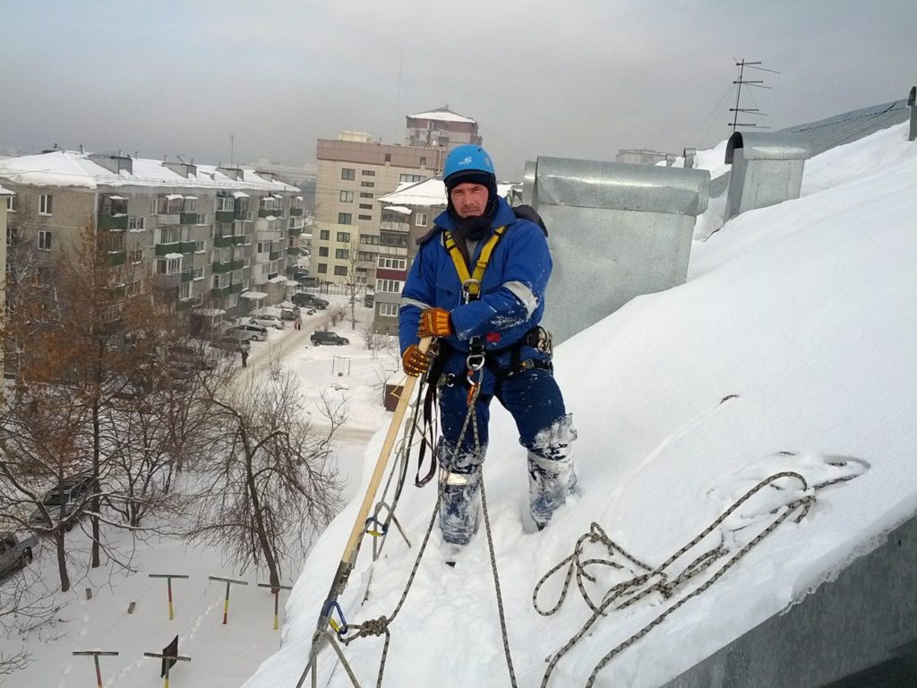 Чистка снега с крыши в Ивантеевке