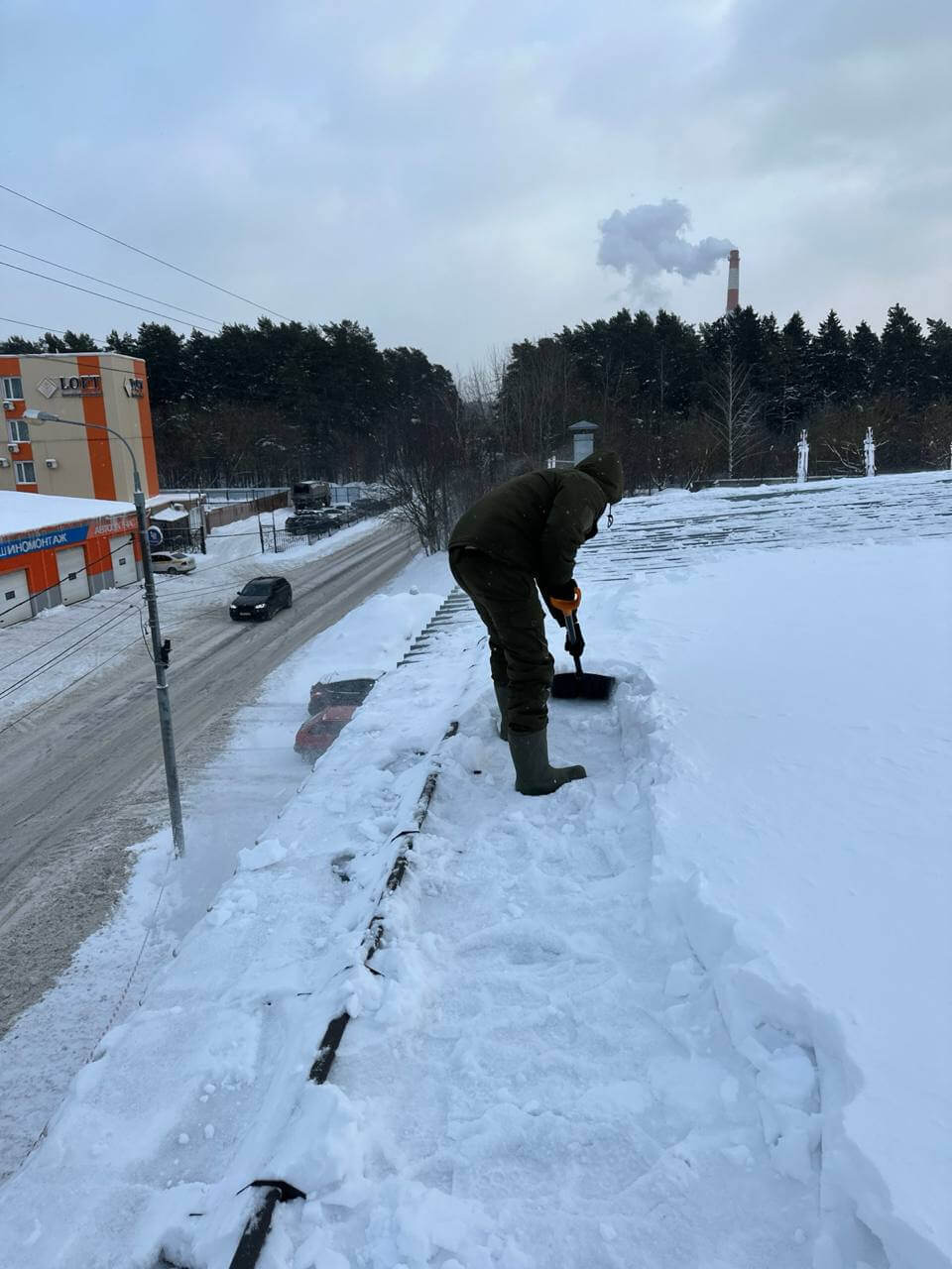 Уборка снега и наледи на кровле здания в Первомайском