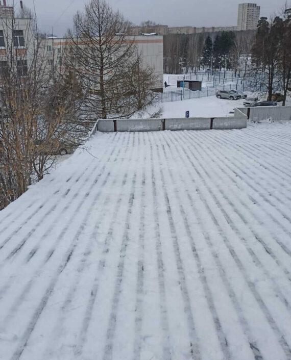 Уборка снега с кровли в Зеленограде