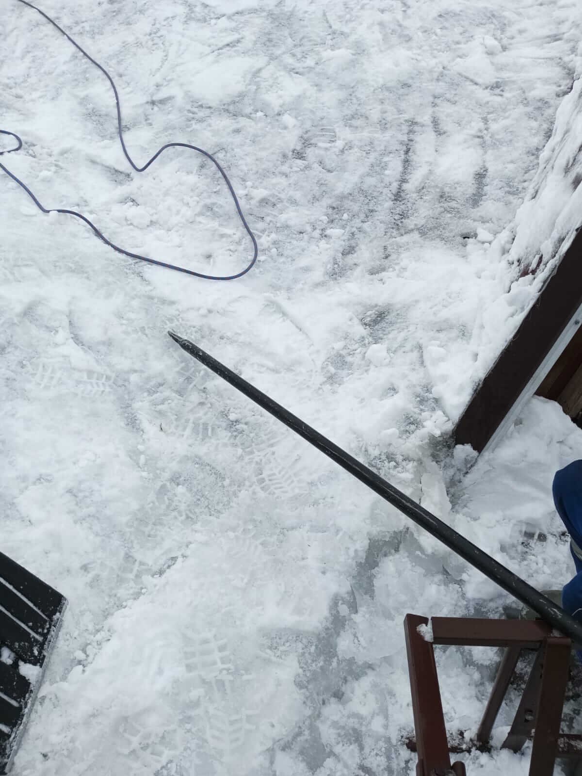 Очистка крыши мягкой кровли от снега в Пирогово